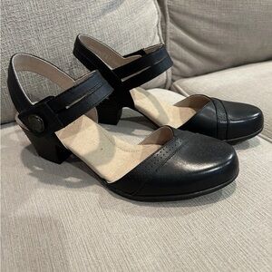 Clarks Womens Stacked Heel Valorie rally Mary Janes Size 7.5 ankle closure